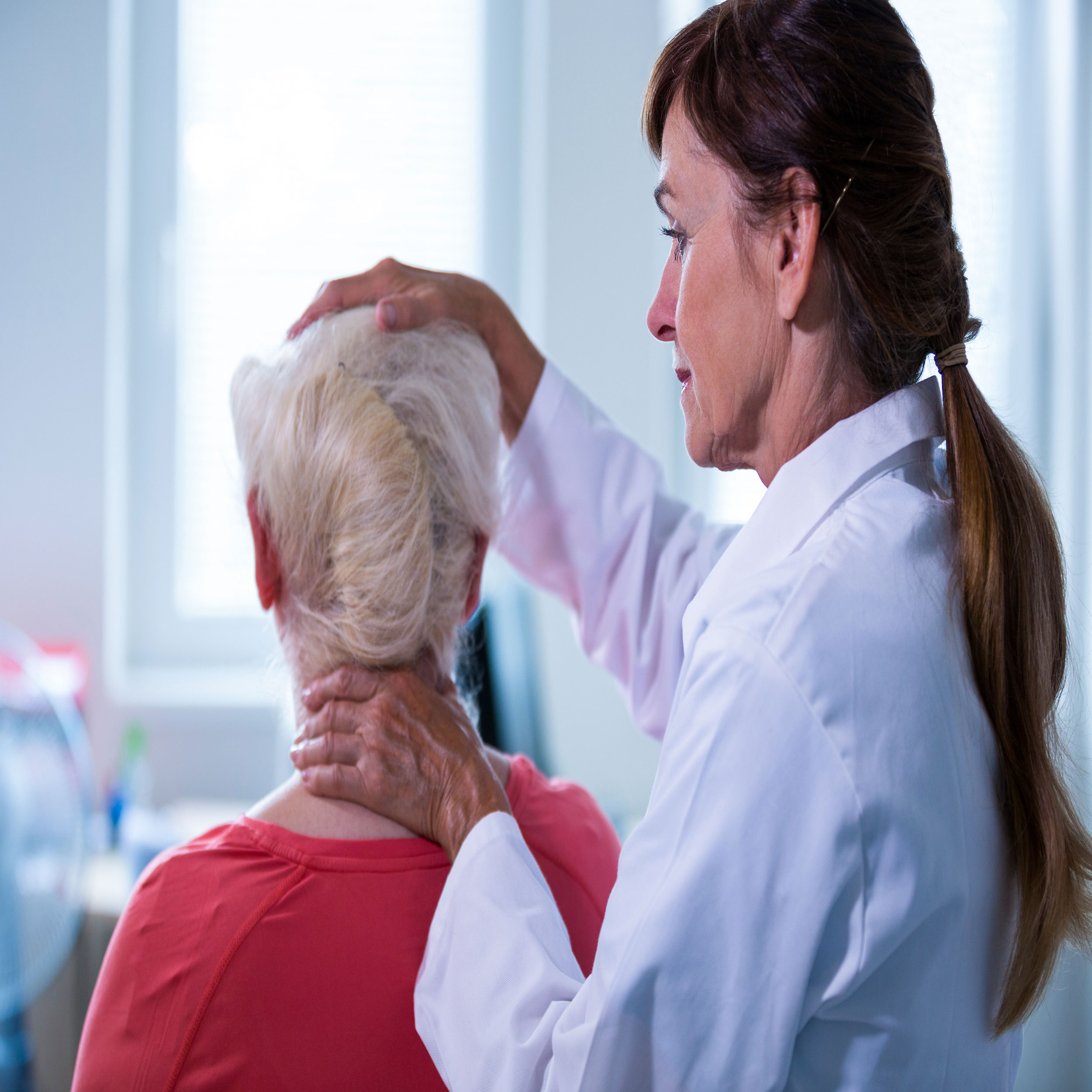 تنگی کانال نخاعی گردن بیشتر در سنین بالا روز پیدا می‌کند.