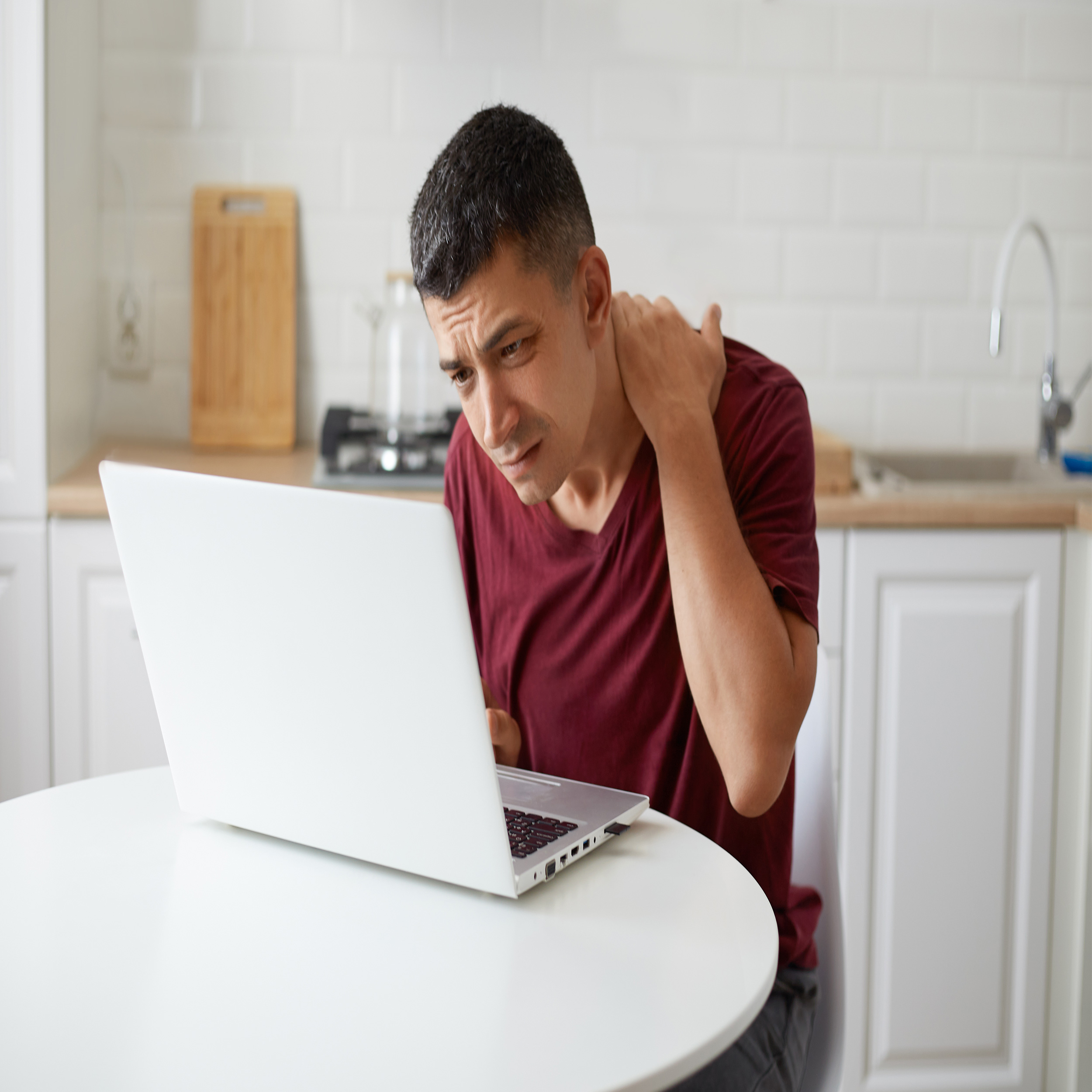 یکی از دلایل بروز درد گردن رعایت نکردن نکات ارگونومی استفاده از لپ تاپ و تلفن همراه است.