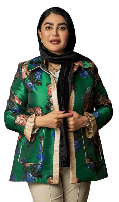 عکس قدی دکتر امجدی با لباس سبز